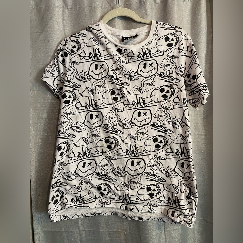 Wxyz | Shirts | white shirt
Sleeve Tee With Abstract with faces & mushrooms